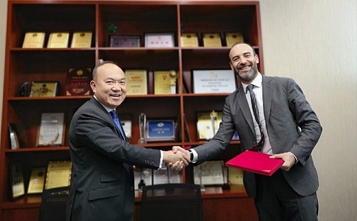 美亚置业董事长梁健立与伊玛尔集团国际部负责人签署合作协议