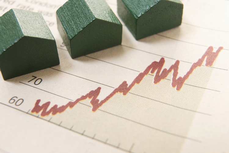 美国知名房地产网站Zillow预计美国房价在2021年9月至2022年9月之间将增长13.6%，到2021年底房价将比去年12月增长19.5%