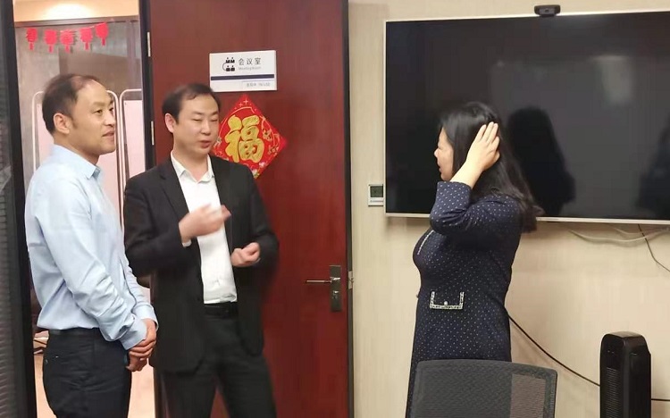 美亚置业集团市场总监向张凌宇主任和赵天康局长介绍公司