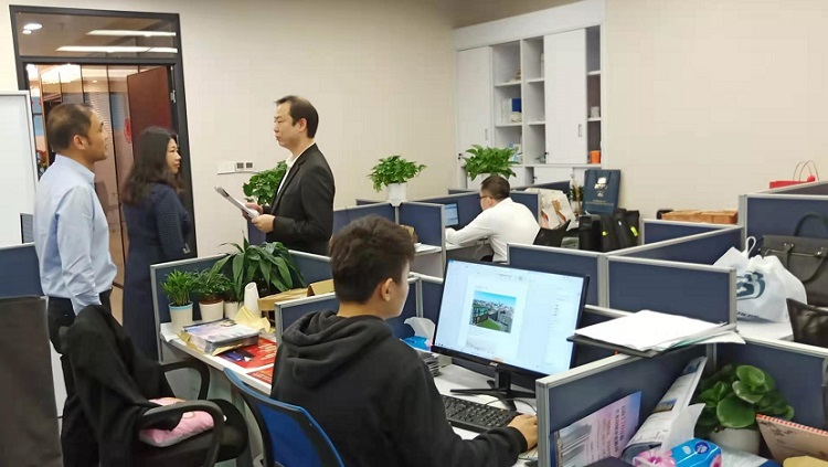 美亚置业集团市场总监向张凌宇主任和赵天康局长介绍公司